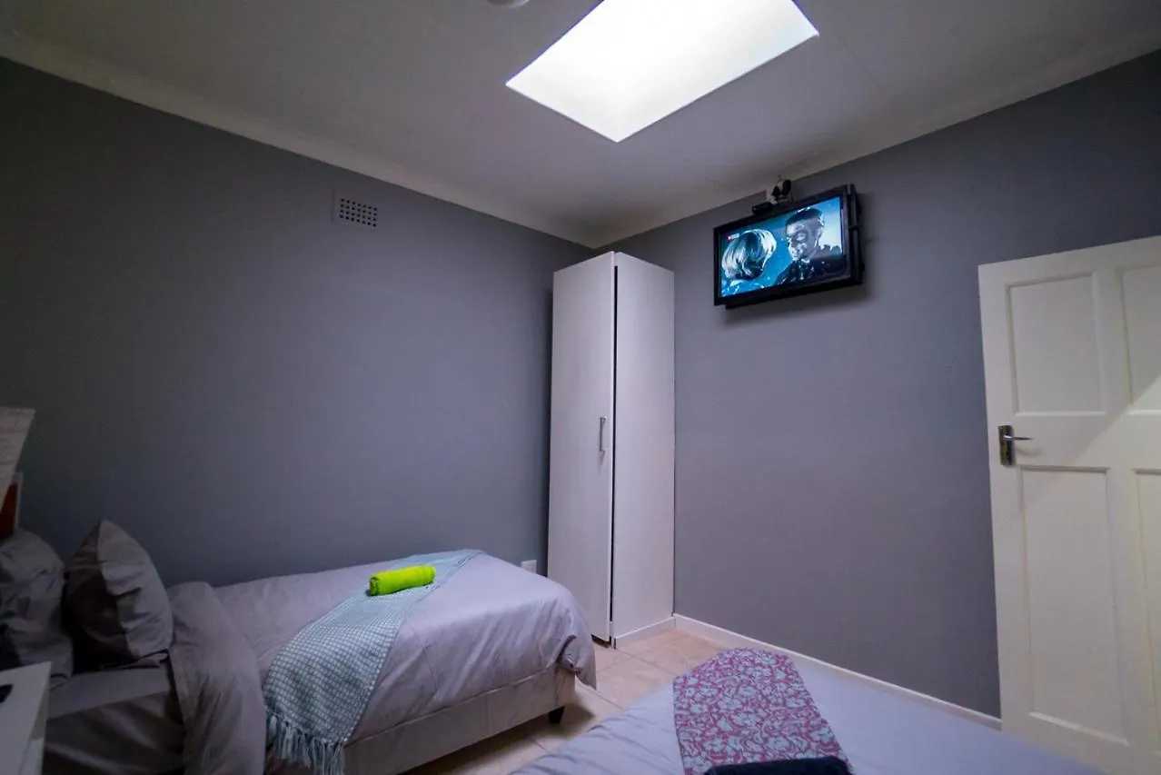 Room In Guest Room - Annex Lodge Ndabeni Κέιπ Τάουν